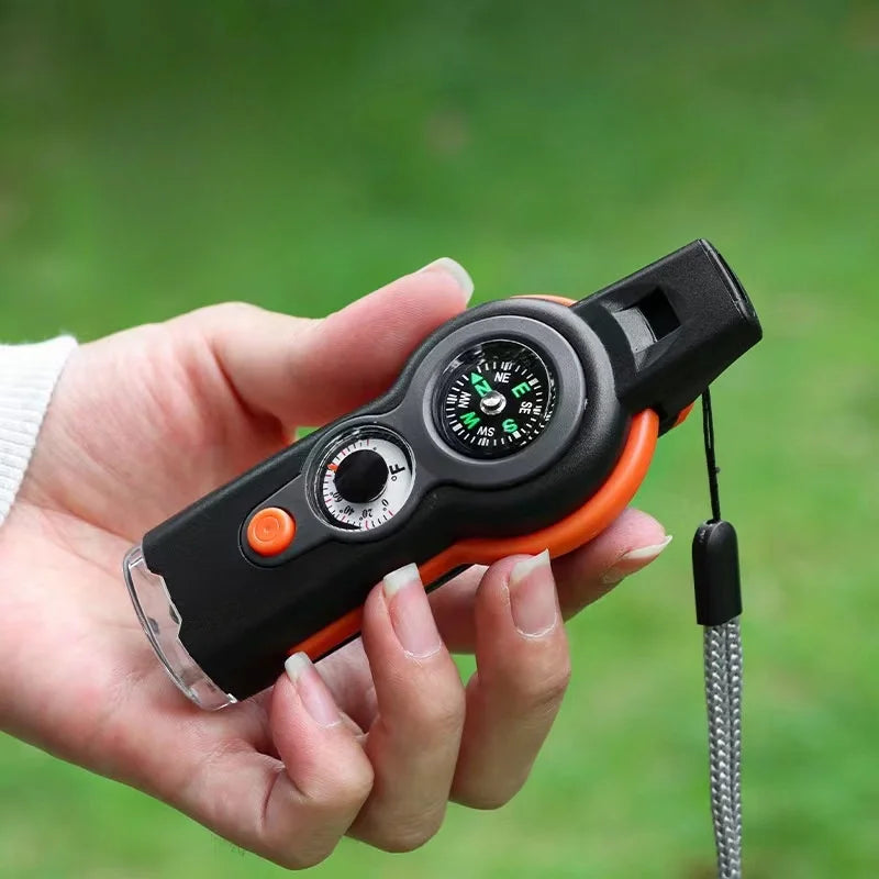 Sifflet de survie multifonction 7-en-1 de la marque SONORA, avec outils intégrés pour la randonnée ou l'urgence.