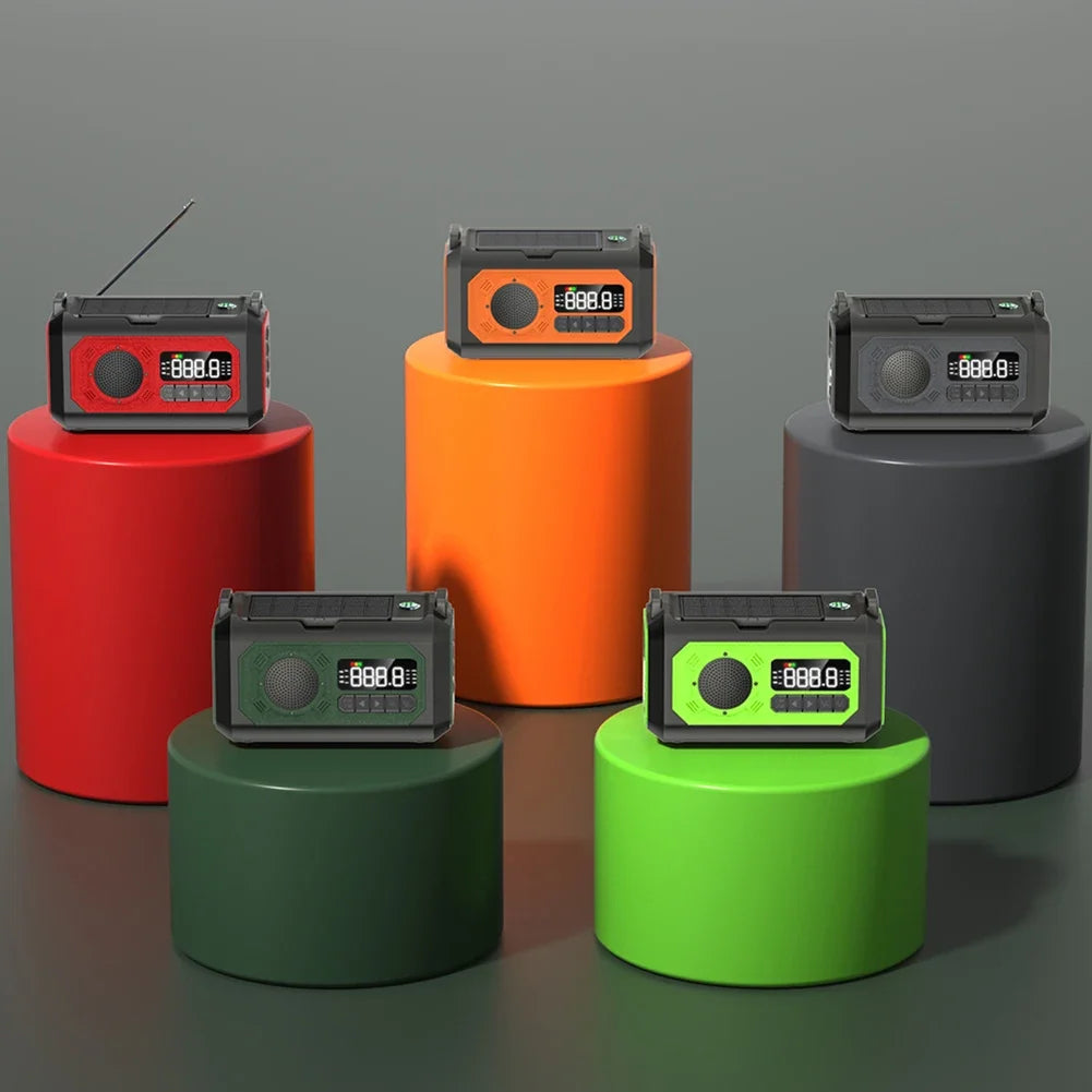 Radio d’urgence solaire à manivelle SONORA avec batterie de 12000mAh, couleur verte, affichage et boutons visibles.