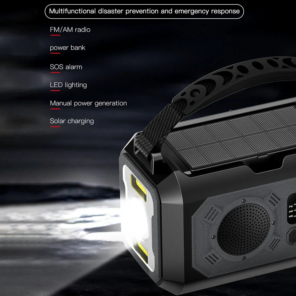 Radio d’urgence solaire à manivelle SONORA avec batterie de 12000mAh, écran, boutons de contrôle et antenne, en vert.