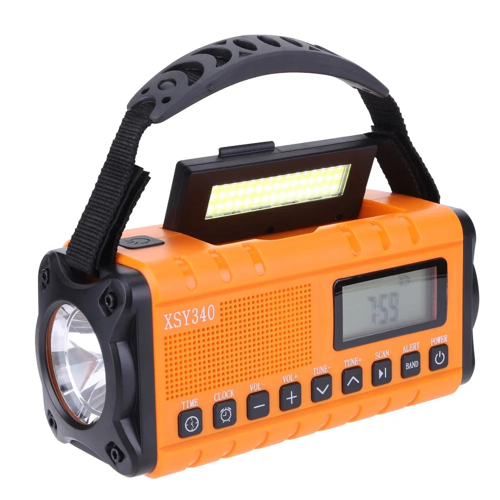 Radio d’urgence solaire à manivelle SONORA avec batterie de 12000mAh, visible en vert, équipée d’une antenne et de boutons.